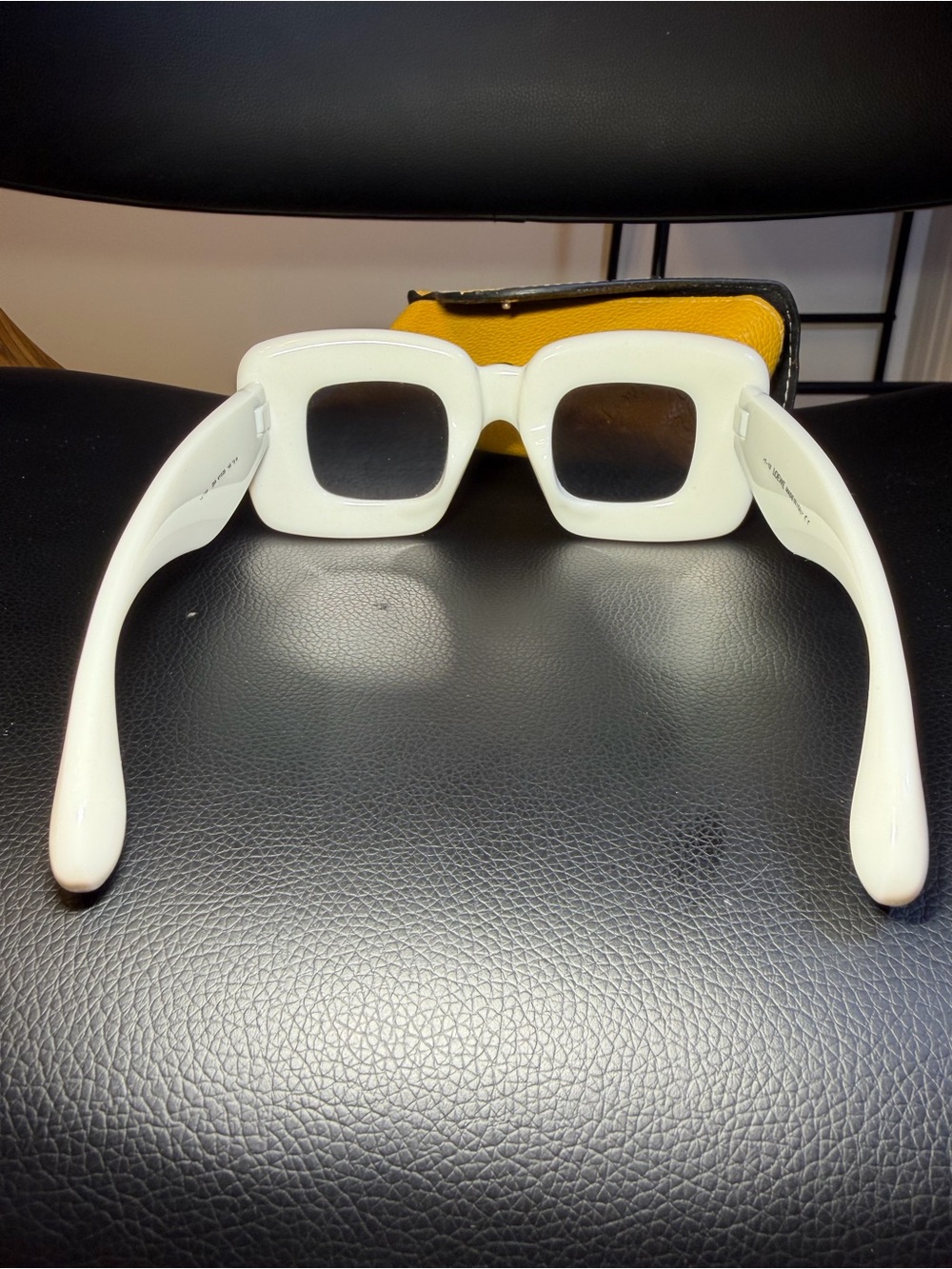 LOEWE Inflated oversized square-frame acetate Woman’s sunglasses Case Pre Owned - Picture 6 of 16